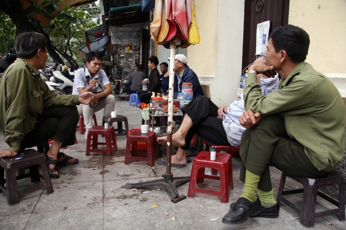 Để được uống một cốc nước chè "xịn" ở Hà Nội không có nhiều chỗ